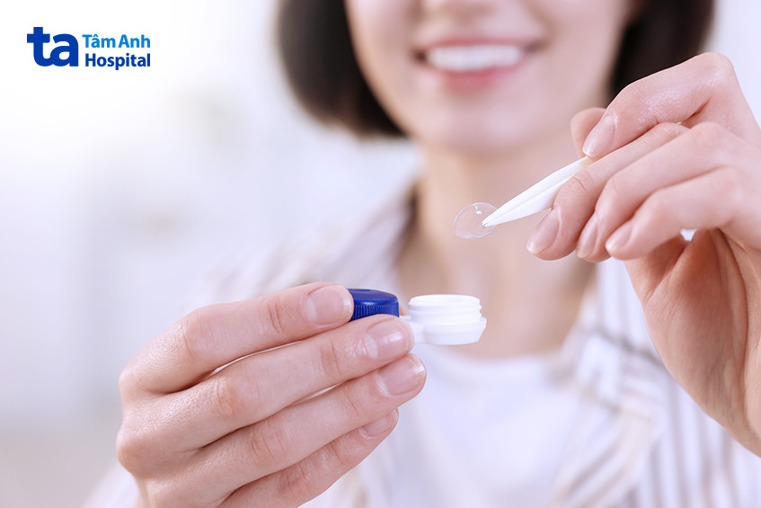 vệ sinh kính áp tròng