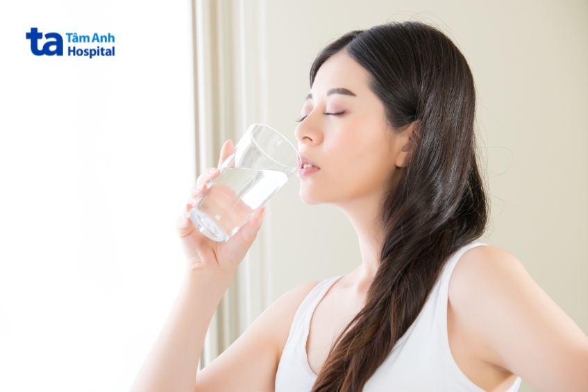 vì sao cần tránh nước sau tiêm môi
