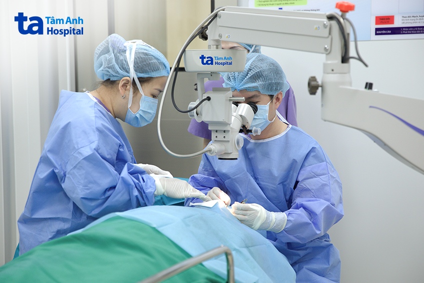 với sự hỗ trợ của kính hiển vi oms-90 (nhật bản) bác sĩ phúc phẫu thuật loại bỏ mộng thịt mắt phải cho bà thùy. ảnh_ bệnh viện đa khoa tâm anh