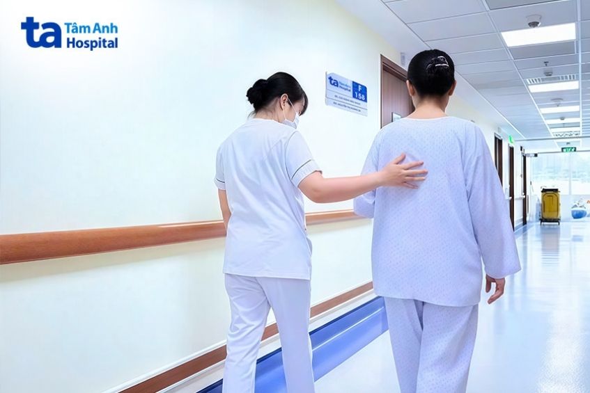 y tá chăm sóc bệnh nhân