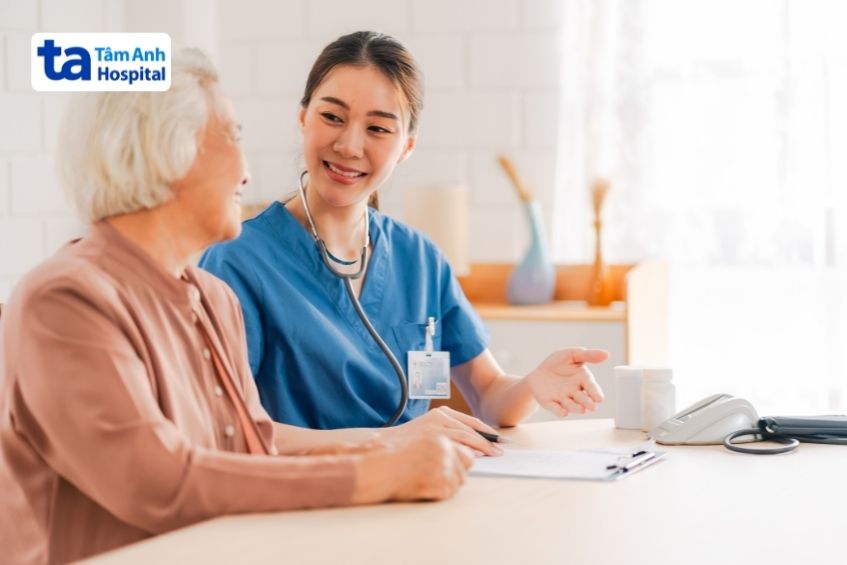 y tá nói chuyện với bệnh nhân