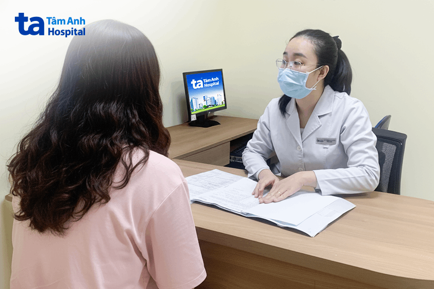 ThS.BS Hoàng Thị Hồng Linh tư vấn cho Ngọc trong lần tái khám khi giảm được 11kg. Ảnh: Bệnh viện Đa khoa Tâm Anh