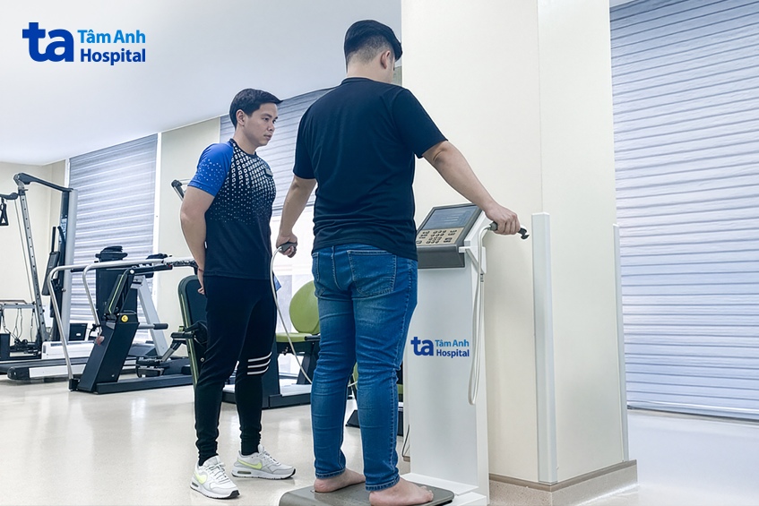 anh mạnh đo inbody để kiểm tra các chỉ số cơ thể