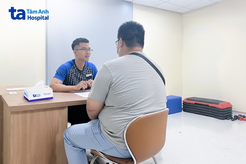 anh toàn được tư vấn kỹ về dinh dưỡng và vận động khi thực hiện liệu trình giảm cân