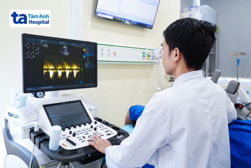 Bác sĩ Bắc siêu âm tim cho ông Mạnh khi tái khám