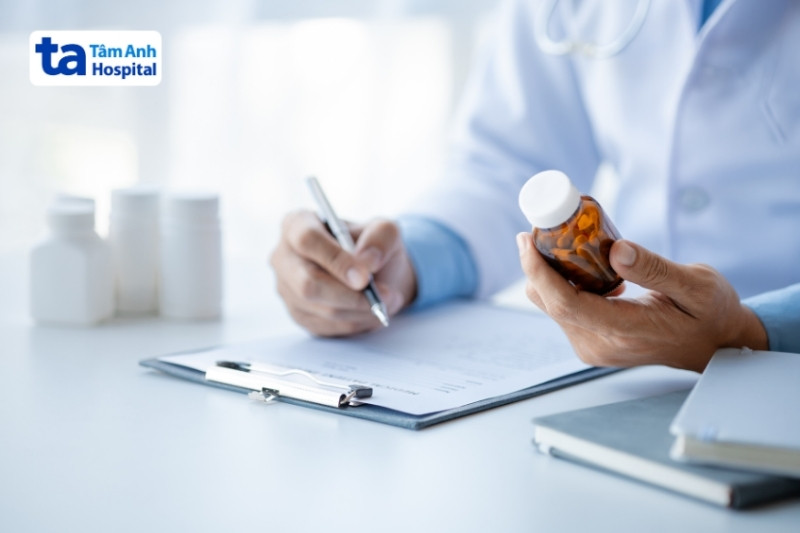 bác sĩ chỉ định dùng thuốc trị bạch hầu