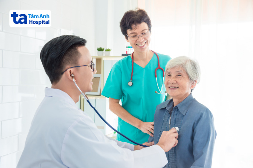 bác sĩ đang thăm khám sức khỏe định kỳ cho bệnh nhân