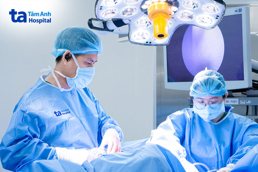 bác sĩ đang thực hiện phẫu thuật
