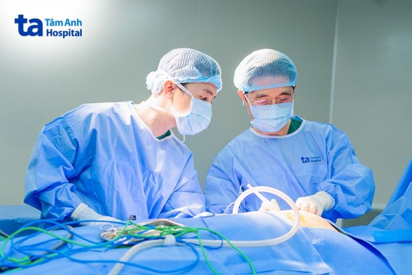 bác sĩ đang trong ca phẫu thuật