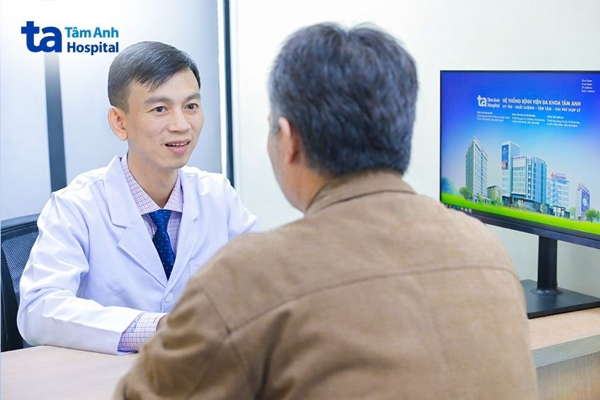 bác sĩ đang tư vấn và khám cho bệnh nhân