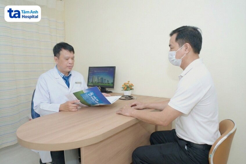 bác sĩ đang xác định người bệnh