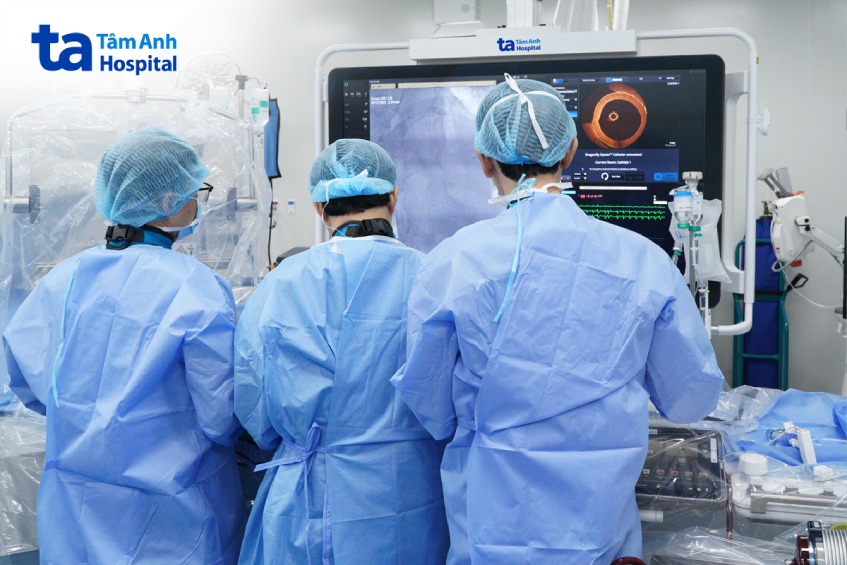 Bác sĩ đặt stent cho bệnh nhân dưới sự hỗ trợ của kỹ thuật OCT