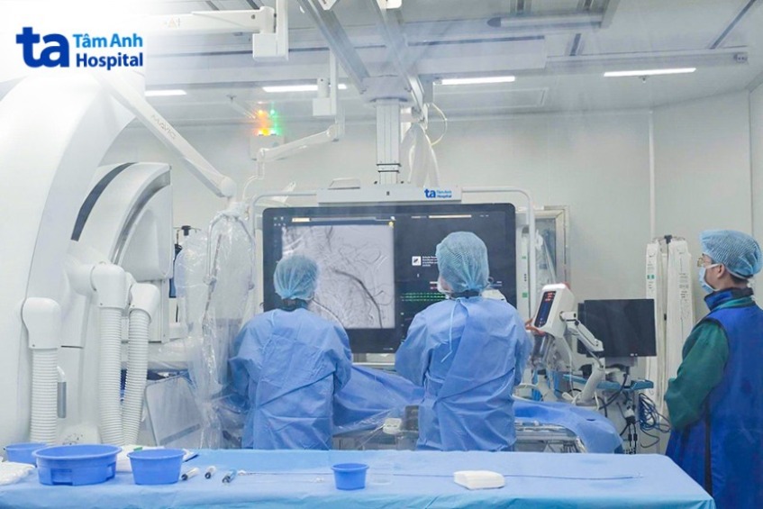 Bác sĩ đặt stent cho một trường hợp mắc bệnh mạch máu ngoại biên