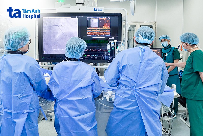 Bác sĩ đặt stent tái thông mạch vành cho bệnh nhân