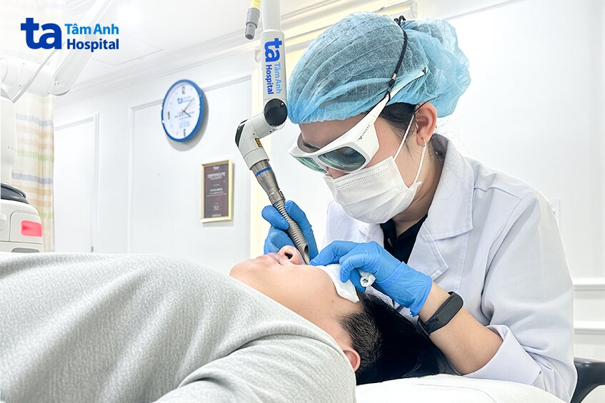 bác sĩ điều trị bằng laser cho người bệnh