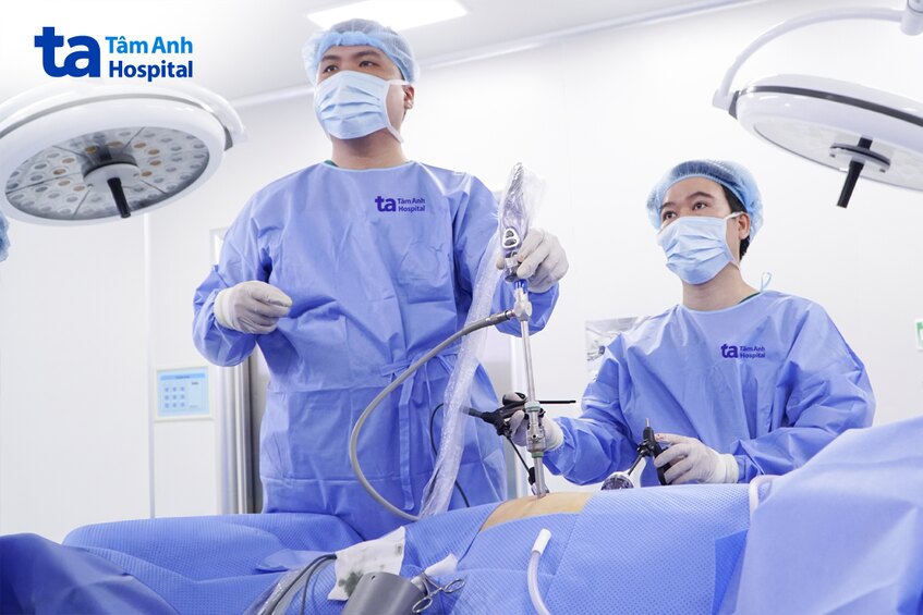 bác sĩ điều trị cho người bệnh