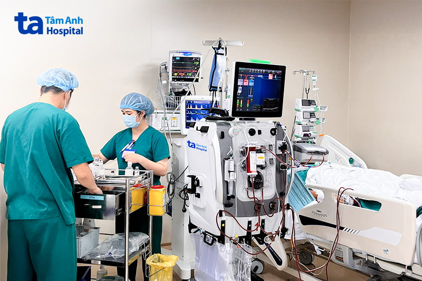 Bác sĩ đang điều trị bệnh nhân viêm tụy cấp nặng bằng máy lọc máu tại phòng hồi sức tích cực.bac