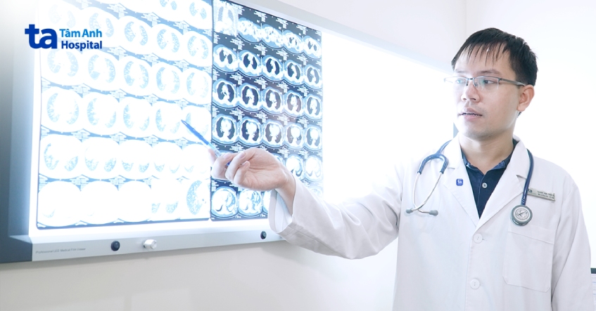 bác sĩ đô phân tích hình ảnh ct phổi cho người bệnh