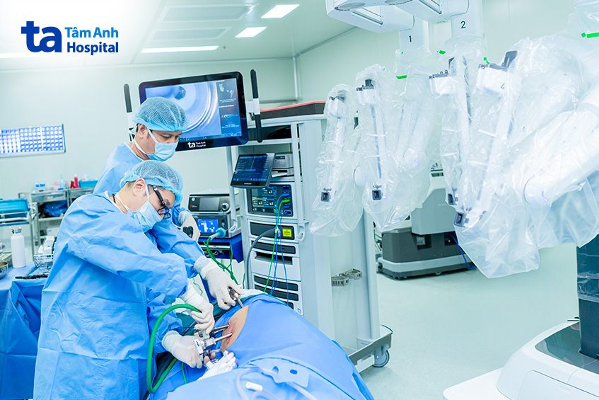 bác sĩ đức và bác sĩ châu duy phẫu thuật cắt u thận trái