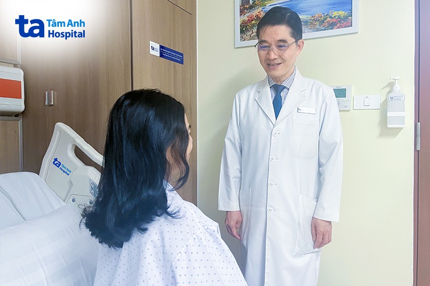 Bác sĩ Dũng hỏi thăm sức khỏe bệnh nhân sau phẫu thuật