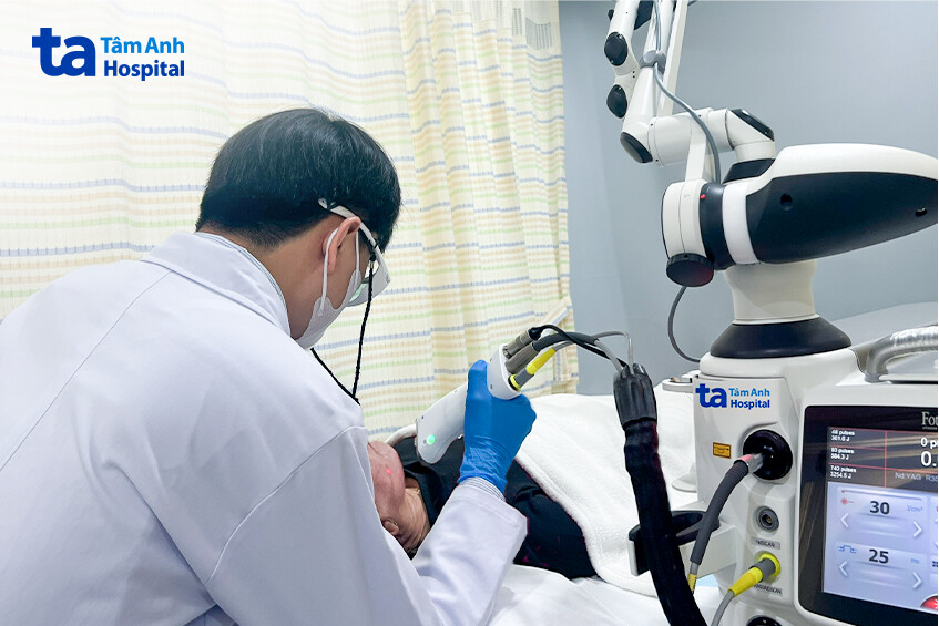 bác sĩ dùng laser điều trị viêm da