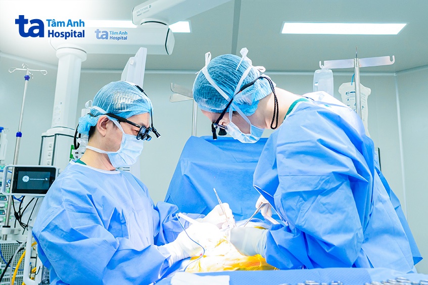 bác sĩ dũng (trái) cùng êkíp phẫu thuật bóc nội mạc động mạch cảnh cho bệnh nhân.