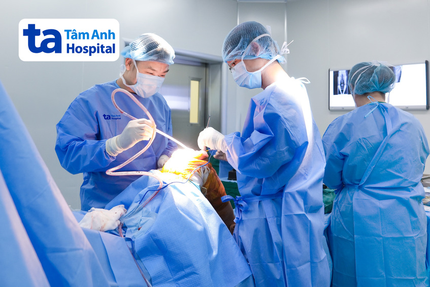 bác sĩ dương (giữa) thay khớp gối cho ông tri