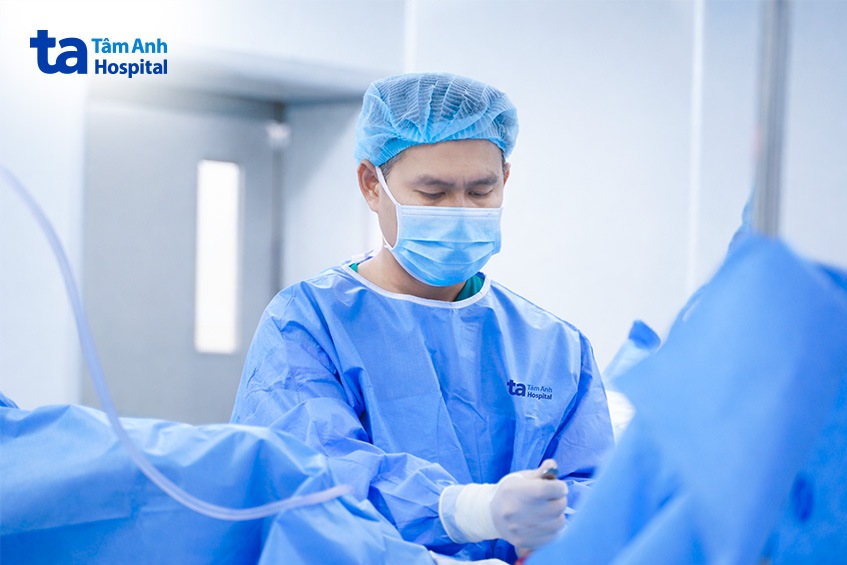 bác sĩ duy phẫu thuật nội soi cắt đốt tuyến tiền liệt