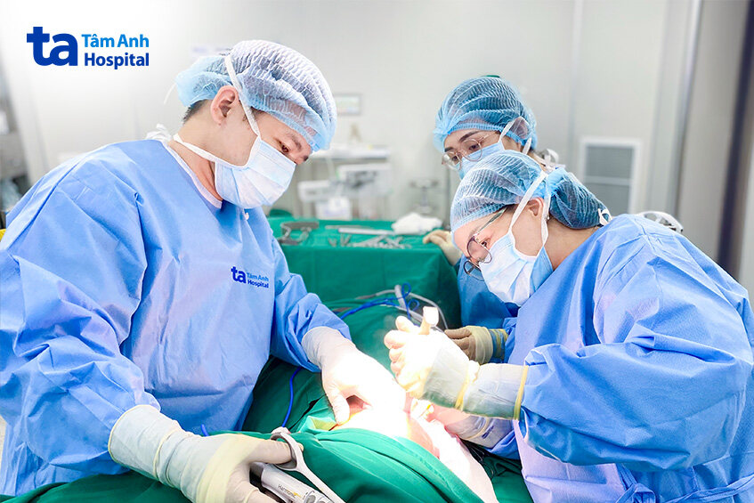 bác sĩ giang cùng ekip phẫu thuật