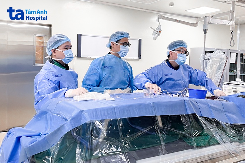 bác sĩ hoàn (giữa) và ekip can thiệp đặt stent thay đổi dòng chảy mạch máu não cho người bệnh