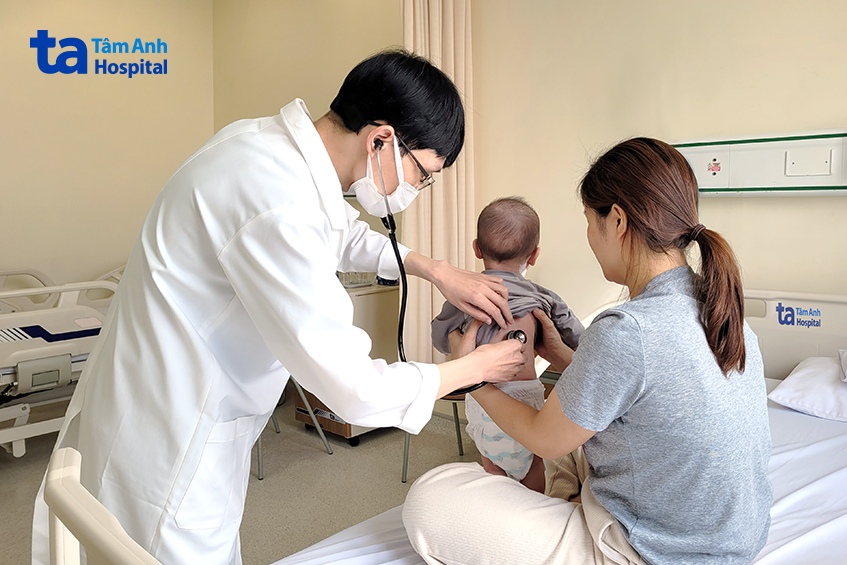 bác sĩ hoàng minh tiến thăm khám cho bệnh nhi