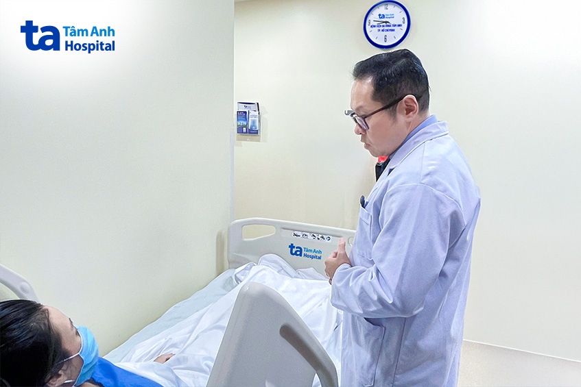 bác sĩ hỏi thăm sức khỏe người bệnh