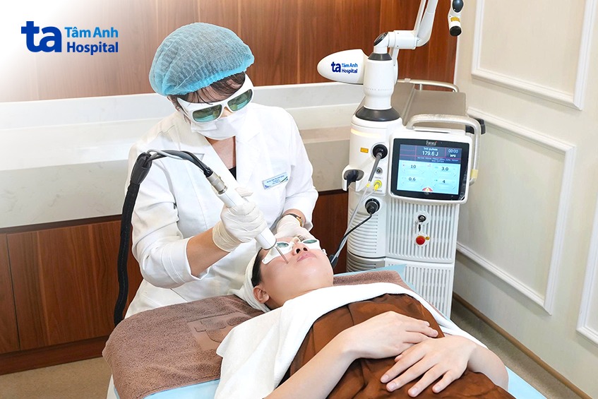 bác sĩ hồng điều trị da người bệnh