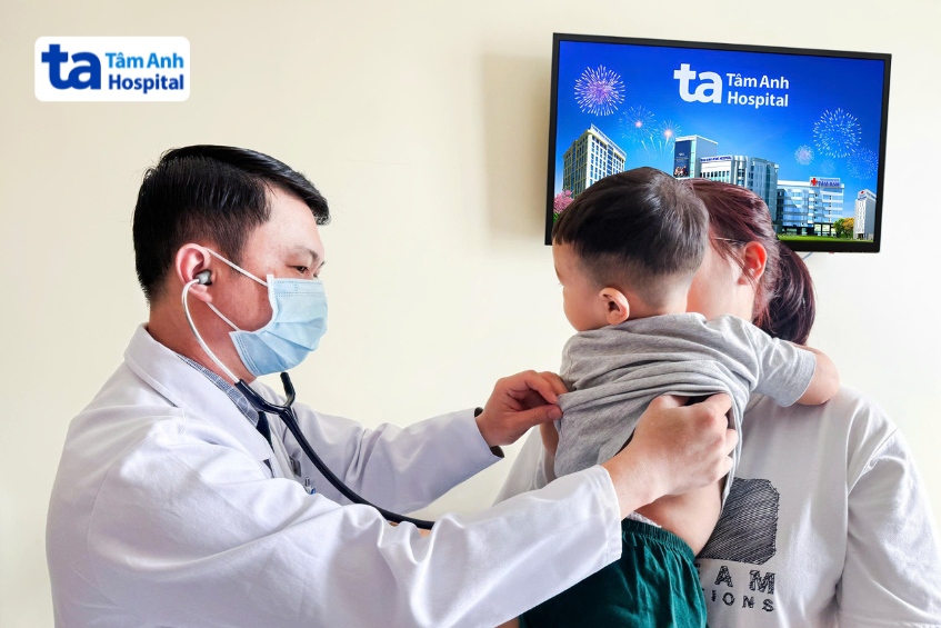 bác sĩ hùng khám cho bé bình