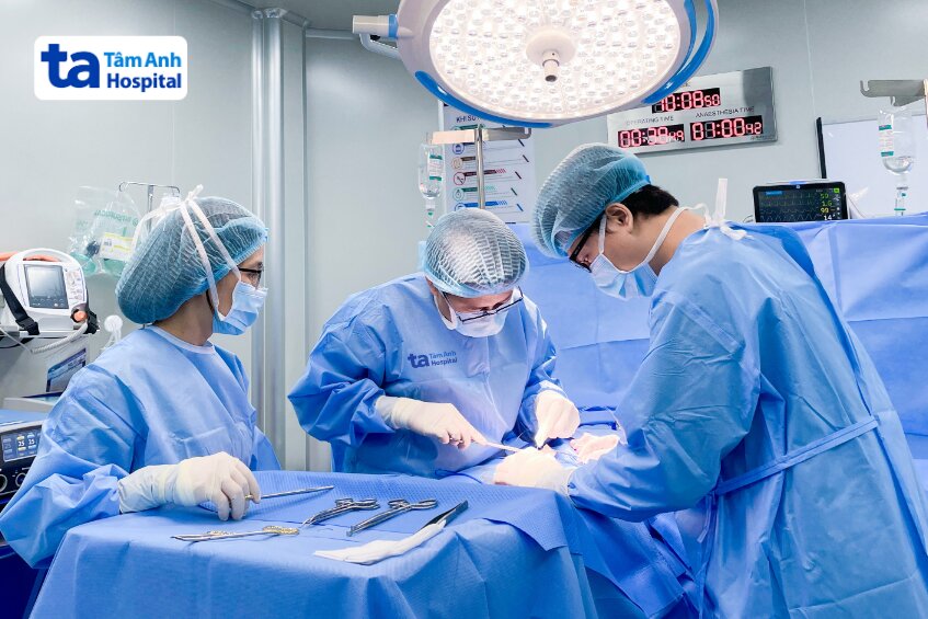 bác sĩ huy phẫu thuật cho bệnh nhân