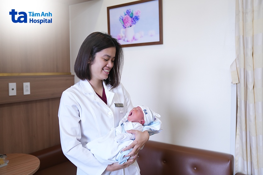 Bác sĩ Trung tâm IVF Tâm Anh thăm mẹ con chị Hòa trước khi xuất viện