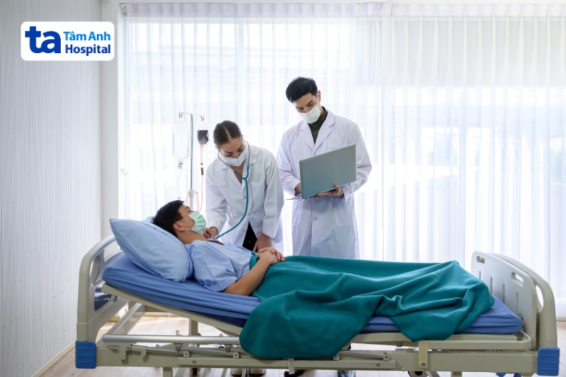 bệnh nhân nhiễm dịch đang được khám bệnh