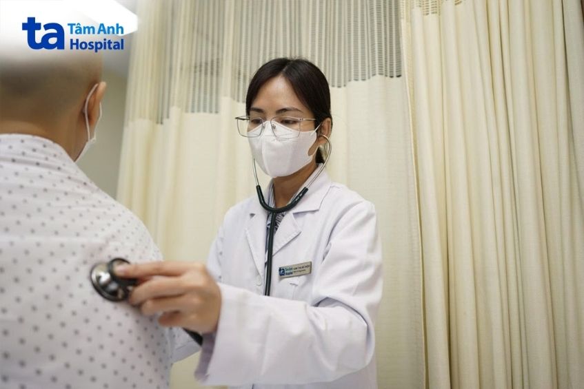 bác sĩ khám cho bệnh nhân