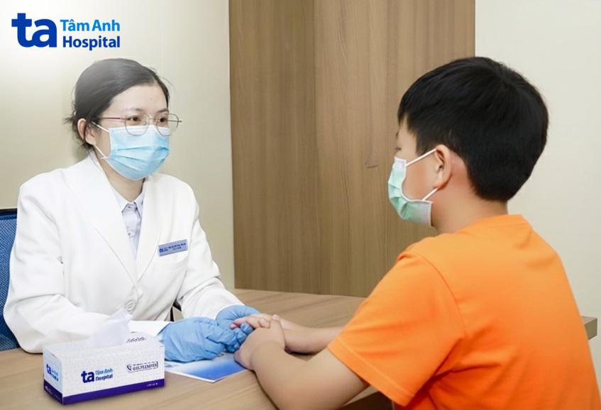 bác sĩ khám cho cháu trai