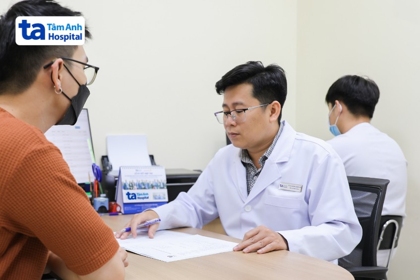 bác sĩ khám cho người bệnh