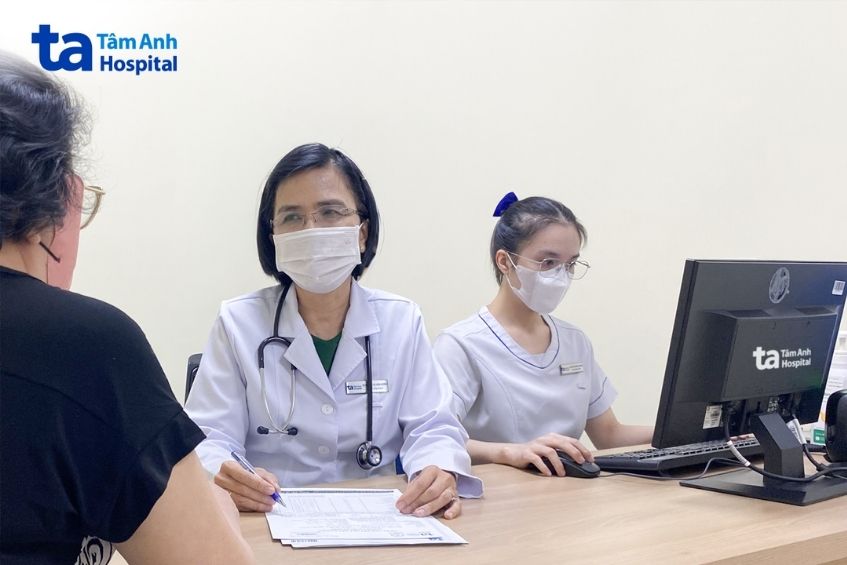 bác sĩ kiểm tra cho bệnh nhân