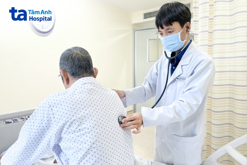 Bác sĩ Luân khám cho bệnh nhân sau hai tuần điều trị