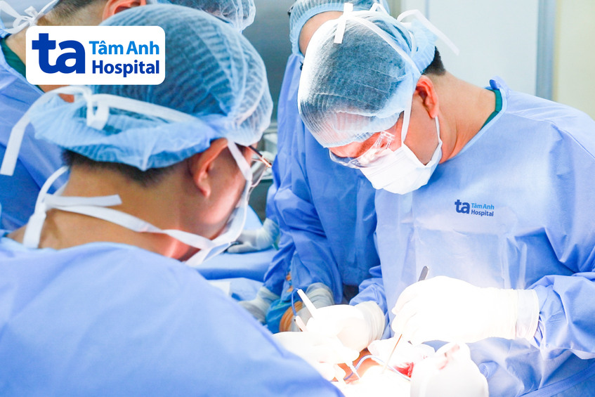 bác sĩ lý (phải) phẫu thuật loại bỏ trọn vẹn khối ung thư cho ông thành.