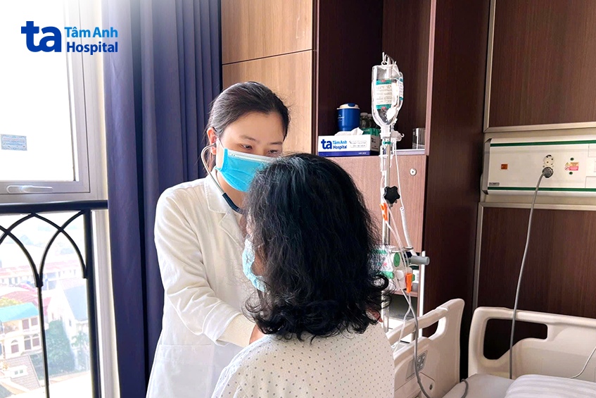 bác sĩ my khám cho người bệnh trước ra viện