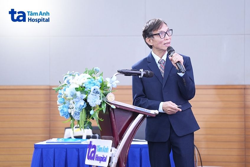 bác sĩ nam phát biểu trong hội nghị