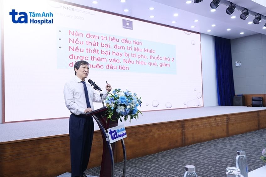 bác sĩ nam phát biểu