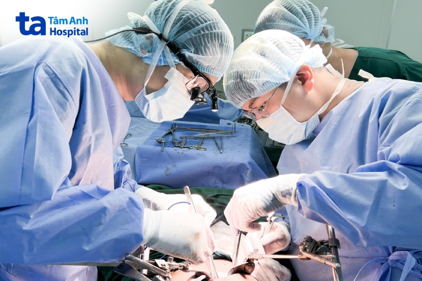 Các bác sĩ Trung tâm Ngoại Lồng ngực - Mạch máu phẫu thuật nẹp vít xương cho bệnh nhân