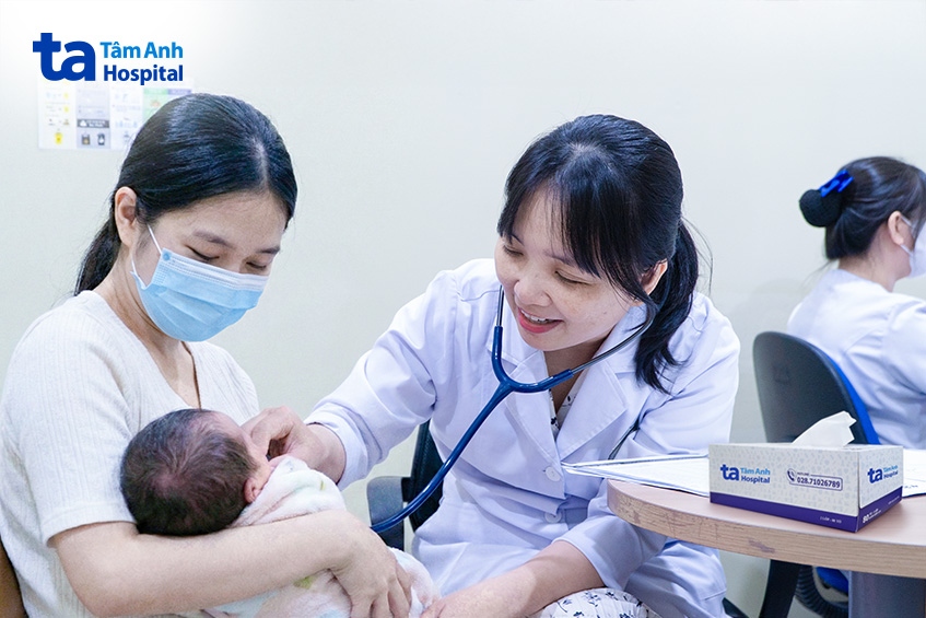 bác sĩ ngọc khám bệnh cho một bé gái bị viêm phổi