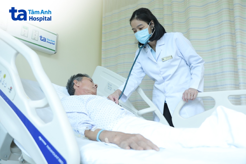 bác sĩ ngọc kiểm tra sức khỏe cho bệnh nhân trước lúc xuất viện