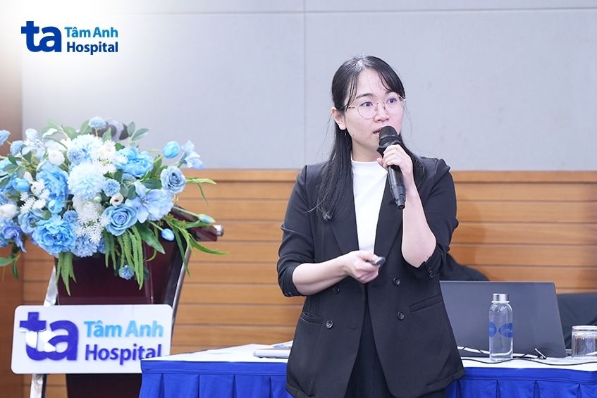 bác sĩ nữ đóng góp ý kiến